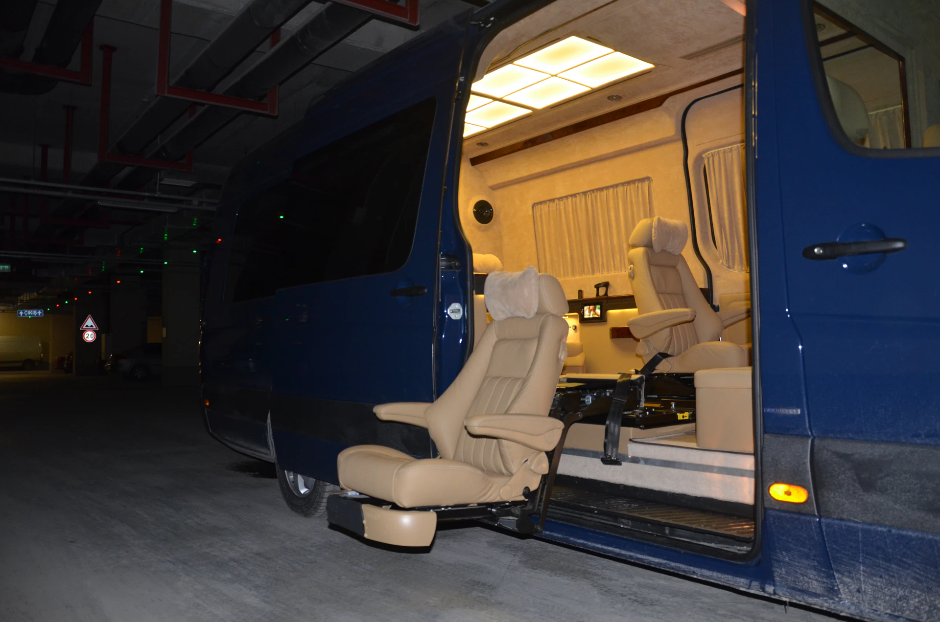 Mercedes-Benz Sprinter erişilebilir araçta dışarı çıkan elektrikli transfer koltuğu