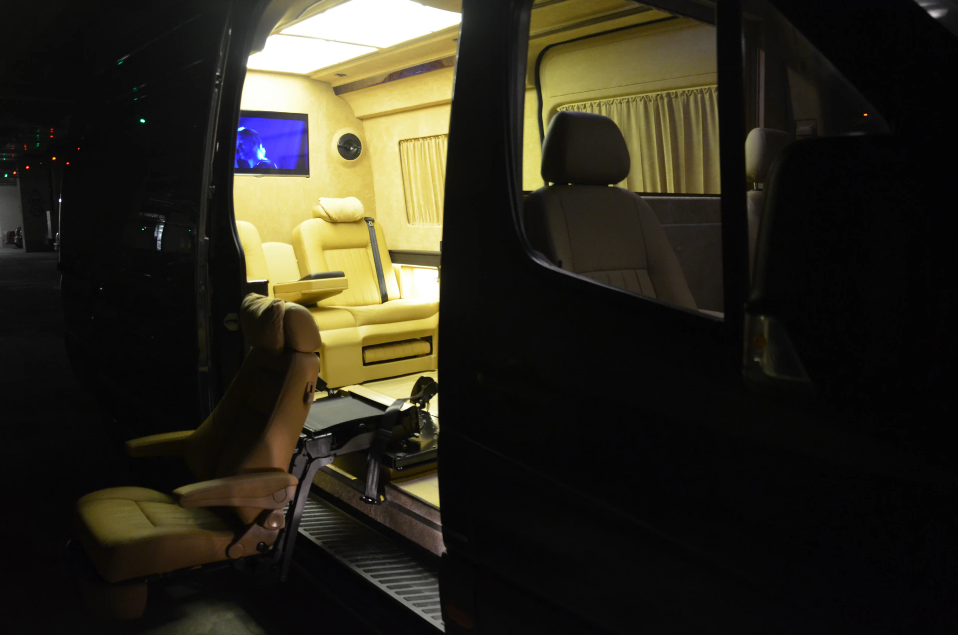 Mercedes-Benz Sprinter transfer koltuğunun yolcuya yaklaşan dış konumu