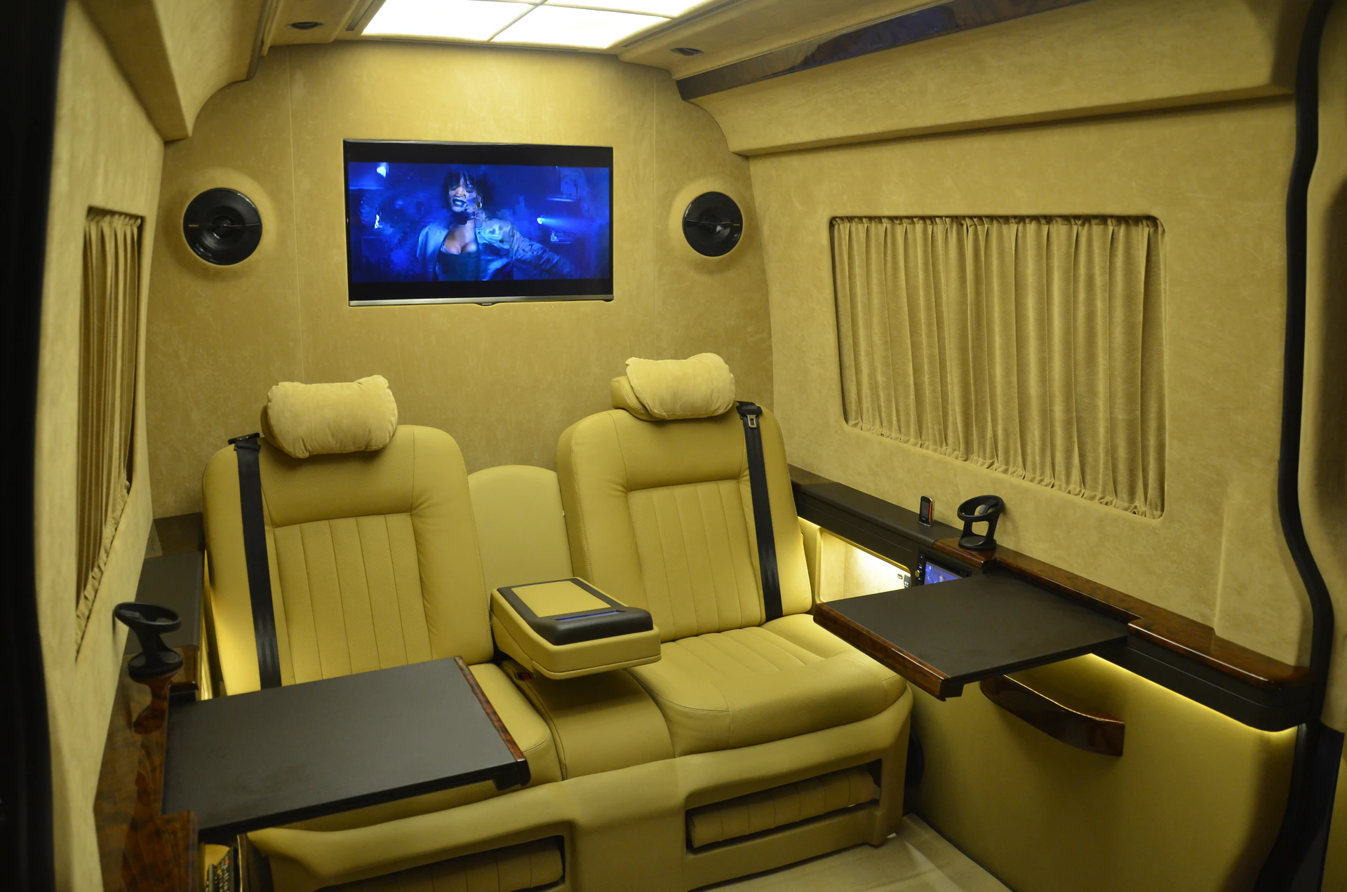 Mercedes-Benz Sprinter erişilebilir VIP kabin oturma masa ve multimedya düzeni