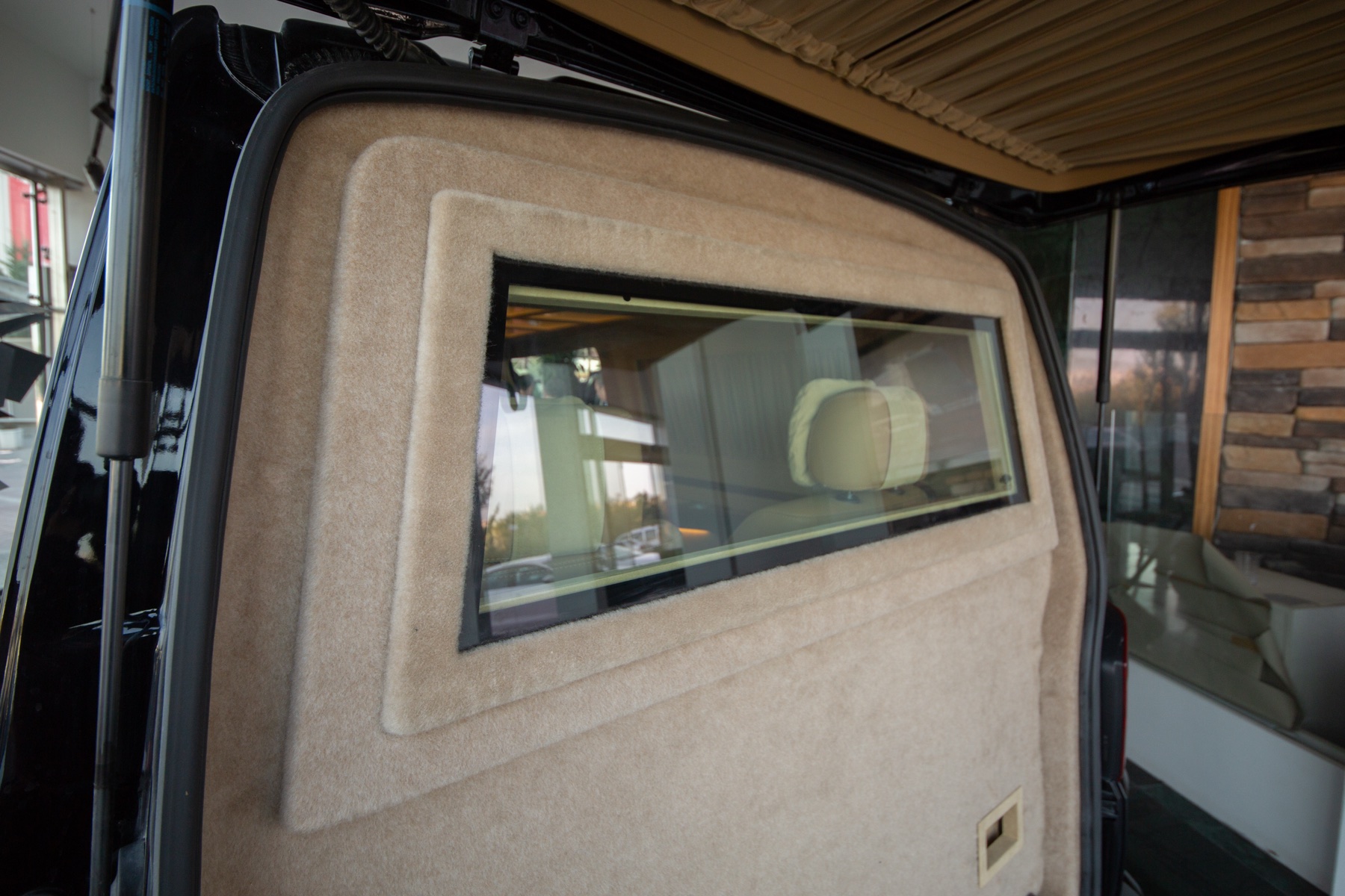 Ertex armored VIP vehicle glazed partition