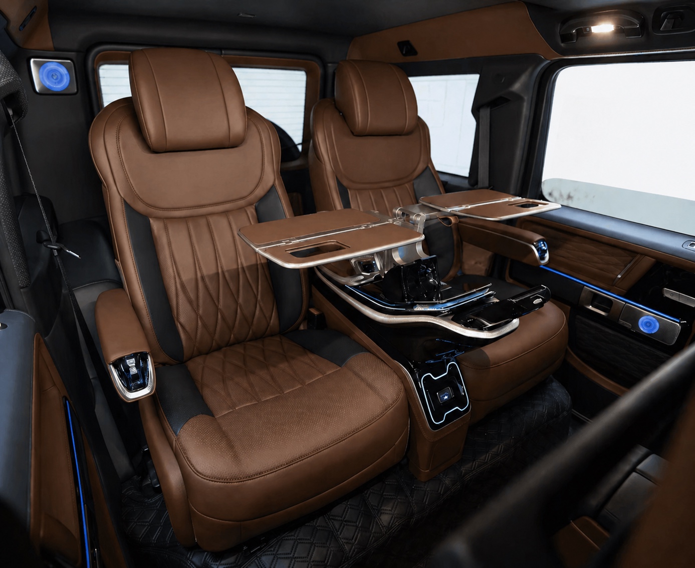 VIP Mercedes G-Class bağımsız koltukları ve katlanabilir çalışma masaları