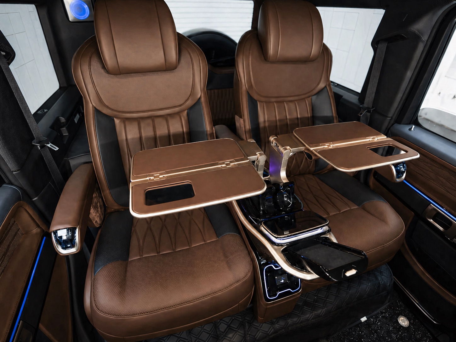 VIP Mercedes G-Class arka koltuk çalışma ve dinlenme düzeni