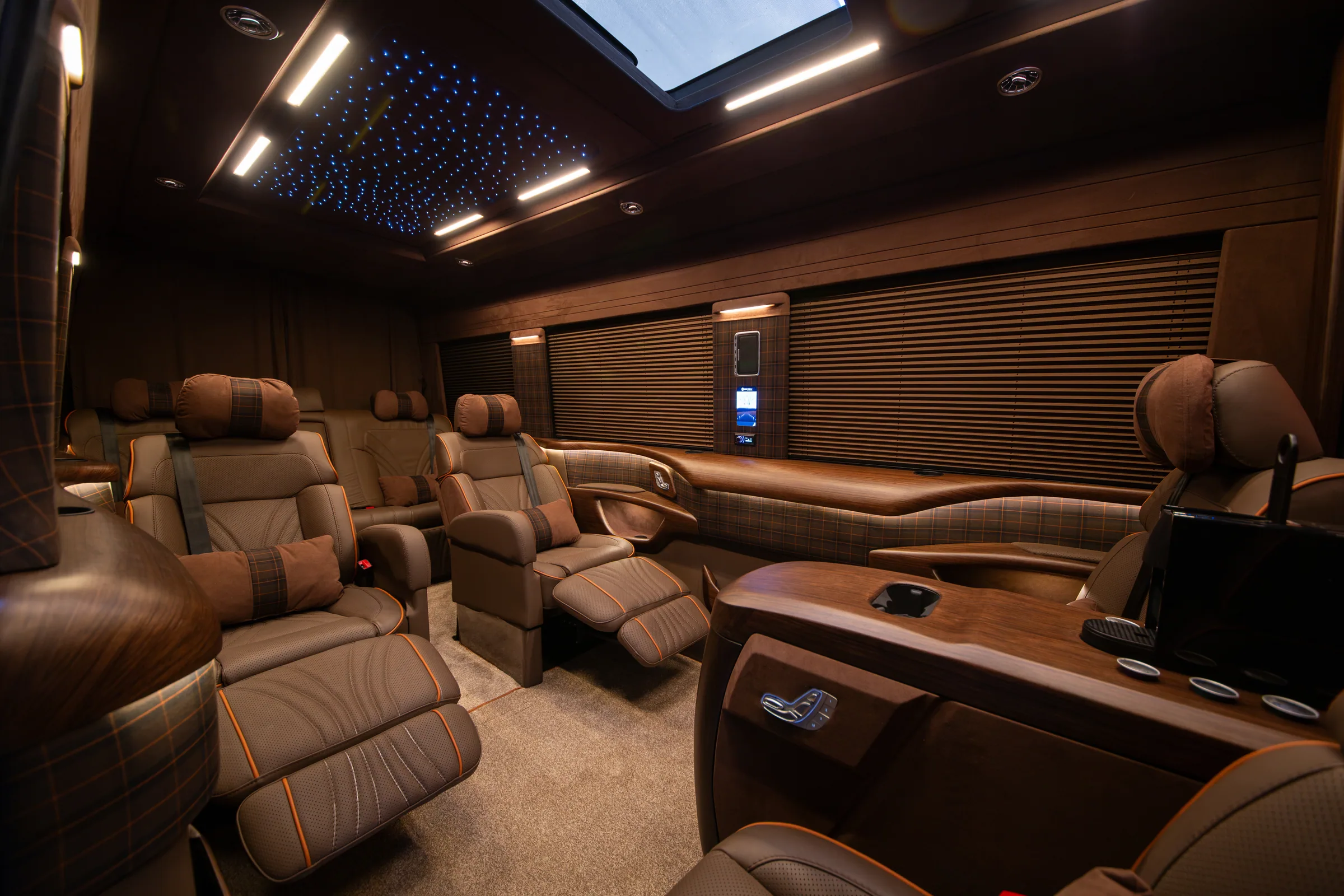 Ayak destekleri açık Ralph Lauren Sprinter makam koltukları ve özel salon düzeni