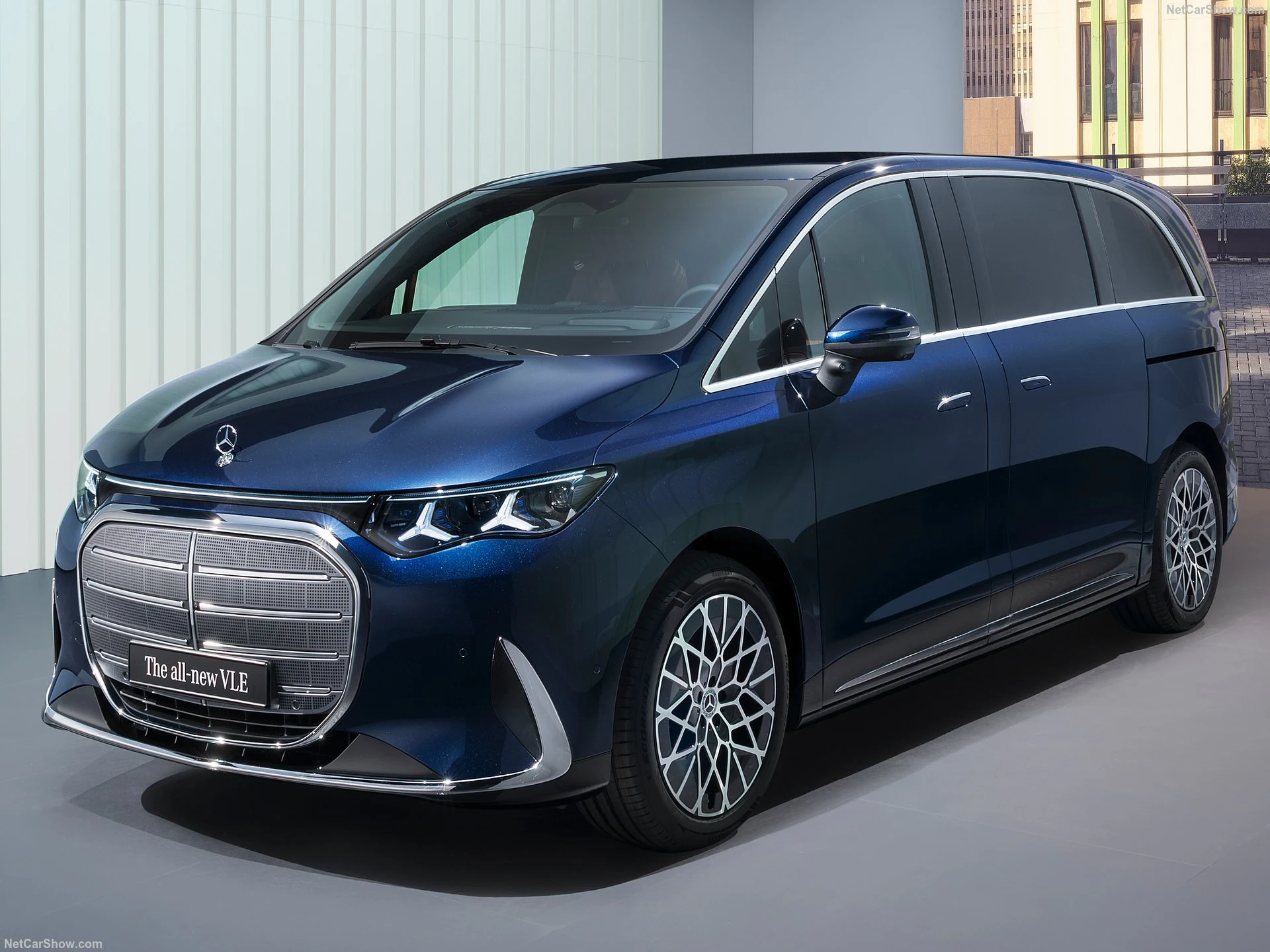 Mavi Mercedes VLE ön yan dış tasarım ve elektrikli Grand Limousine gövdesi