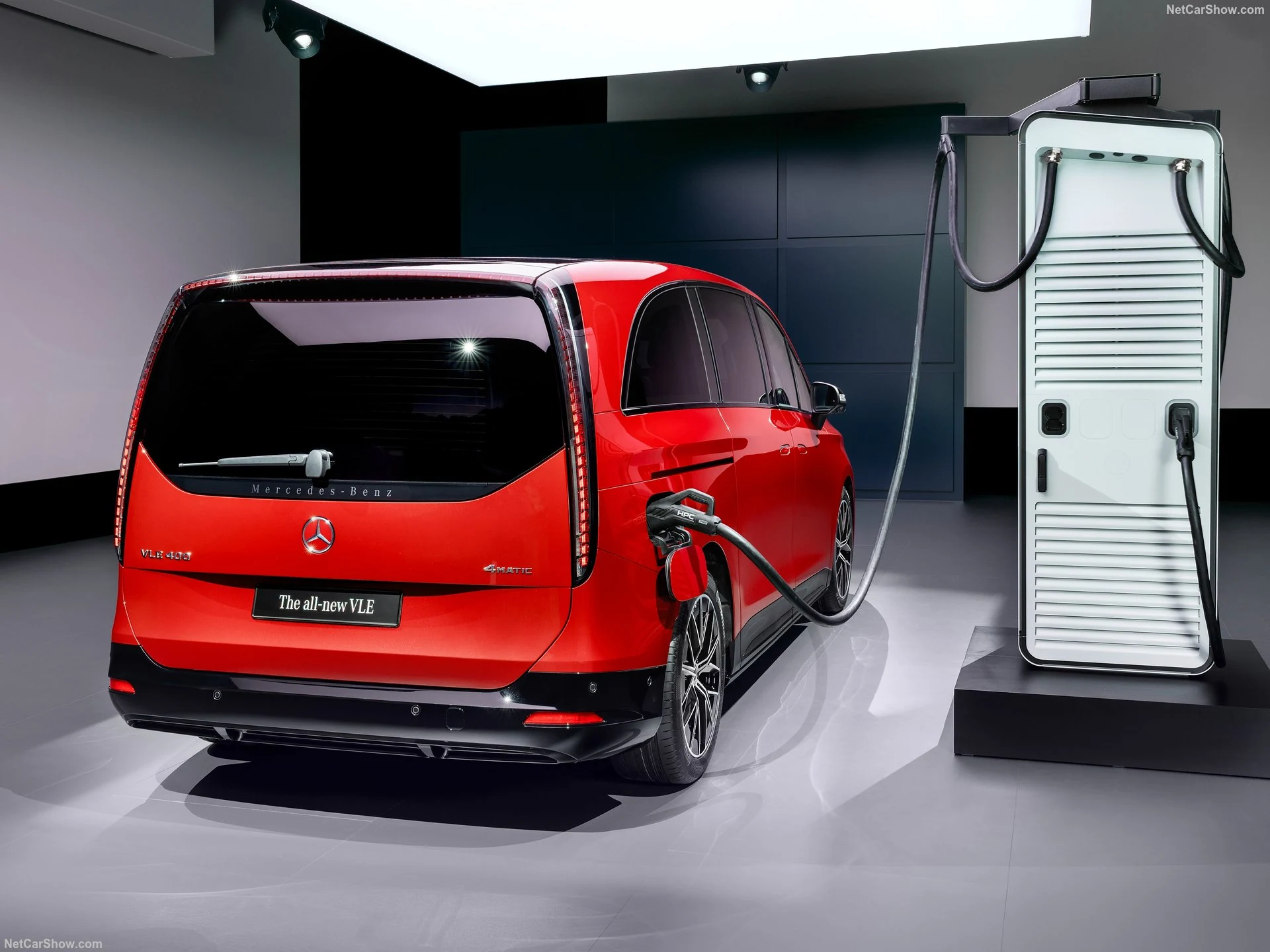 Mercedes VLE elektrikli şarj sahnesi ve arka tasarım
