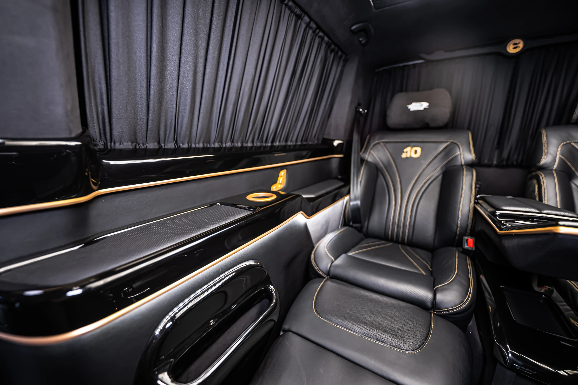 Ertex VIP Volkswagen Caravelle siyah deri makam koltuğu ve mahremiyet kabini